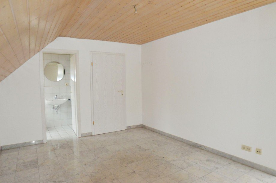 Schlafzimmer mit... Dachgeschosswohnung Nufringen