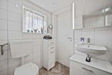 WC und Waschbecken Modernisiertes Mehrgenerationenhaus mit ELW | 231 m� Wohnfl�che | 827 m� Grundst�ck