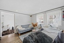 Lichtdurchfluteter Raum Modernisiertes Mehrgenerationenhaus mit ELW | 231 m� Wohnfl�che | 827 m� Grundst�ck