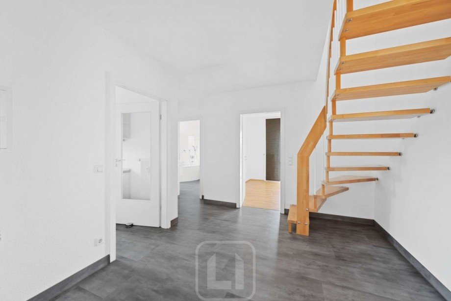 Gro�z�giger Eingangsbereich Maisonettewohnung Neuenb�rg