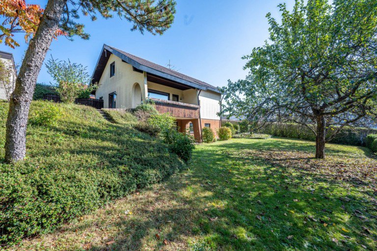 West-Ansicht | Garten Ebhausen Einfamilienhaus Freistehendes Einfamilienhaus mit Ausbaupotenzial und ELW direkt in Ebhausen mit gro�em Garten